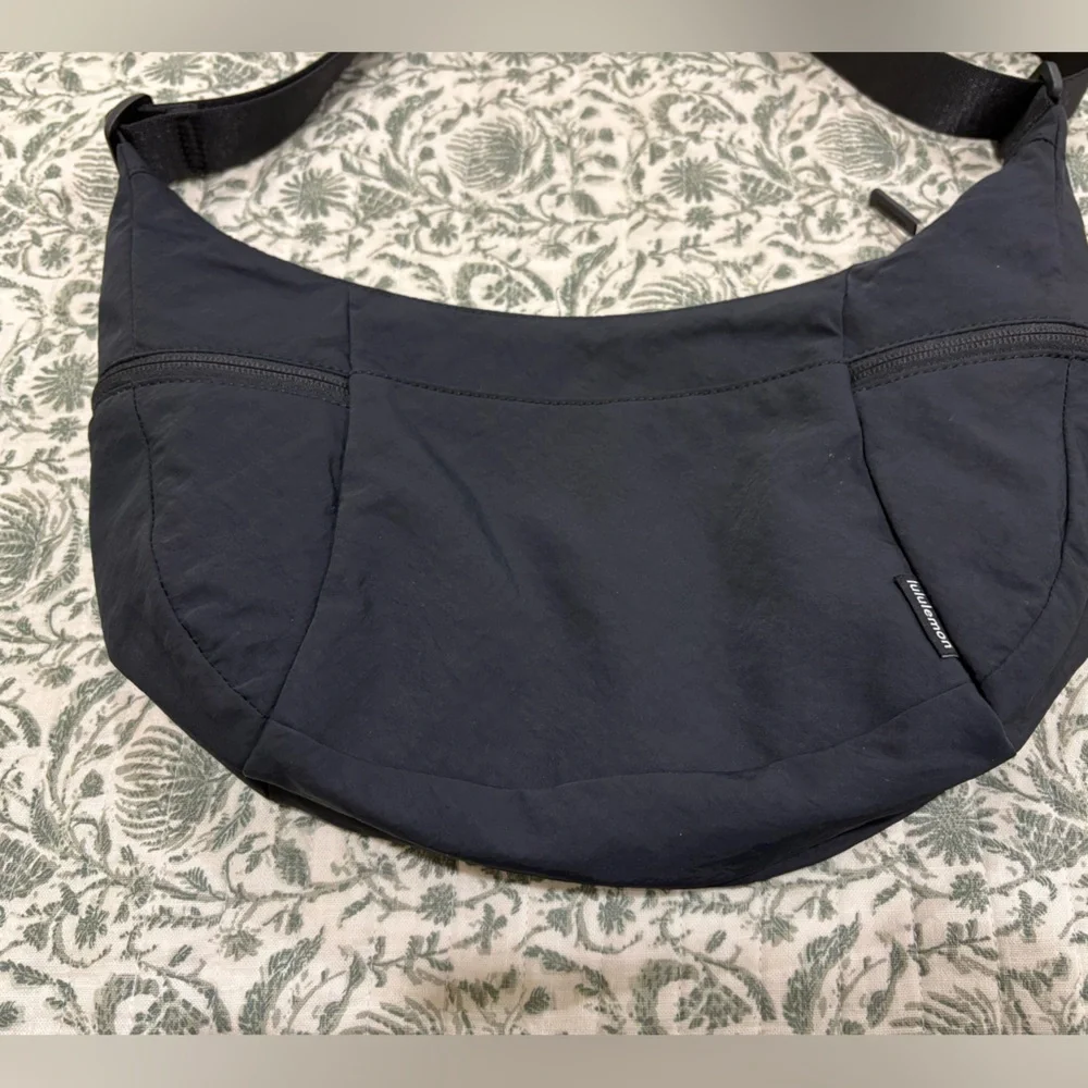 NWOT Lululemon Slouchy Sling Bag 6L - Picture 2 of 4